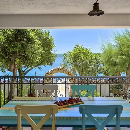 Crowonder Beachfront Donatella With Amazing Seaview And Garden *