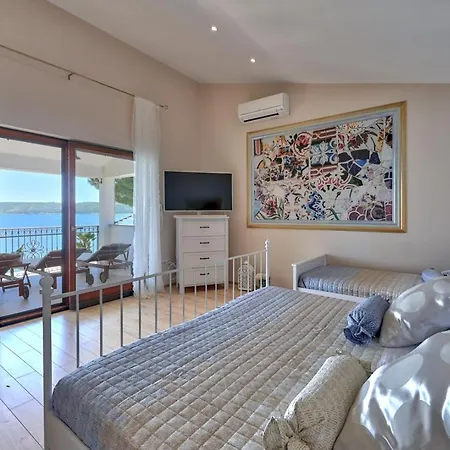 Crowonder Beachfront Donatella With Amazing Seaview And Garden