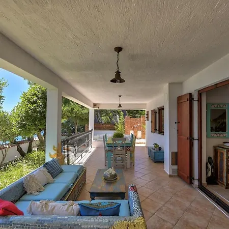 Crowonder Beachfront Donatella With Amazing Seaview And Garden
