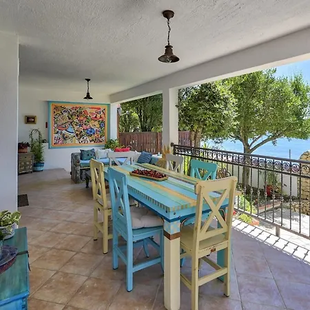 Crowonder Beachfront Donatella With Amazing Seaview And Garden