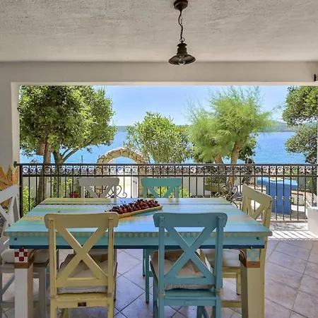 빌라 Crowonder Beachfront Donatella With Amazing Seaview And Garden *