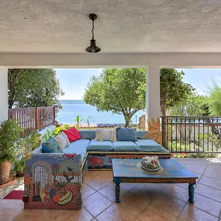 Crowonder Beachfront Donatella With Amazing Seaview And Garden *