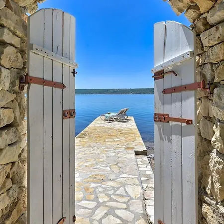 Crowonder Beachfront Donatella With Amazing Seaview And Garden