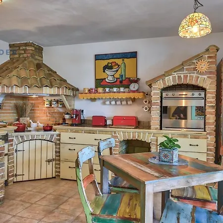 Crowonder Beachfront Donatella With Amazing Seaview And Garden *