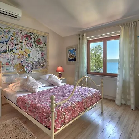 빌라 Crowonder Beachfront Donatella With Amazing Seaview And Garden *