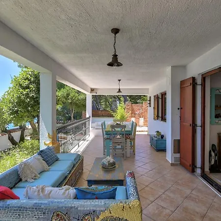 Crowonder Beachfront Donatella With Amazing Seaview And Garden Vila *