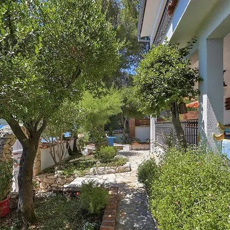 Crowonder Beachfront Donatella With Amazing Seaview And Garden