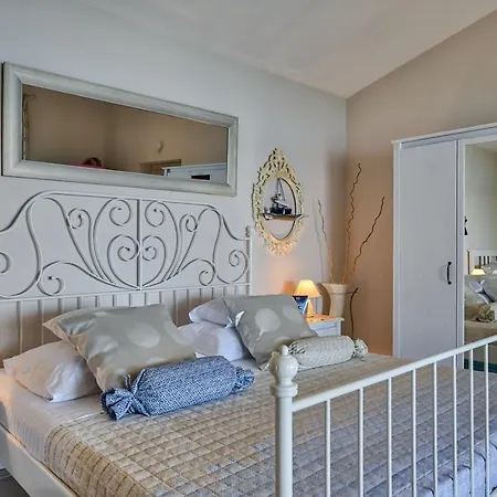 Crowonder Beachfront Donatella With Amazing Seaview And Garden
