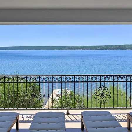 Crowonder Beachfront Donatella With Amazing Seaview And Garden Vila