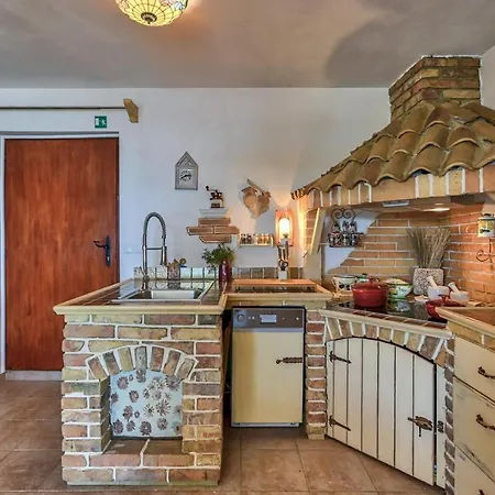 Vila Crowonder Beachfront Donatella With Amazing Seaview And Garden