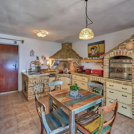 Crowonder Beachfront Donatella With Amazing Seaview And Garden Vila