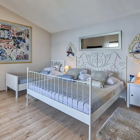 Crowonder Beachfront Donatella With Amazing Seaview And Garden * Posedarje