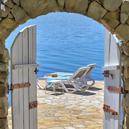 Crowonder Beachfront Donatella With Amazing Seaview And Garden *