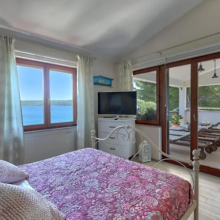 Crowonder Beachfront Donatella With Amazing Seaview And Garden