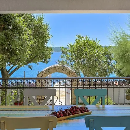 Vila Crowonder Beachfront Donatella With Amazing Seaview And Garden Posedarje