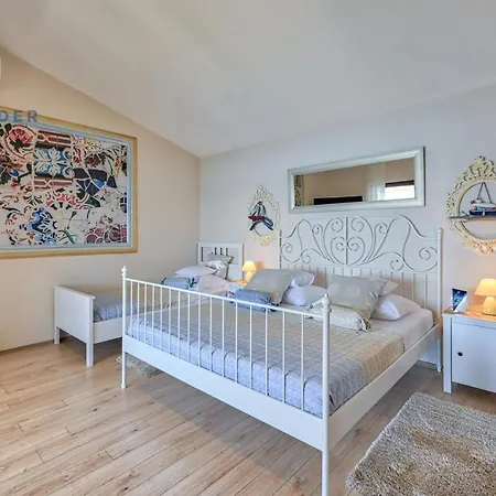 Crowonder Beachfront Donatella With Amazing Seaview And Garden Posedarje